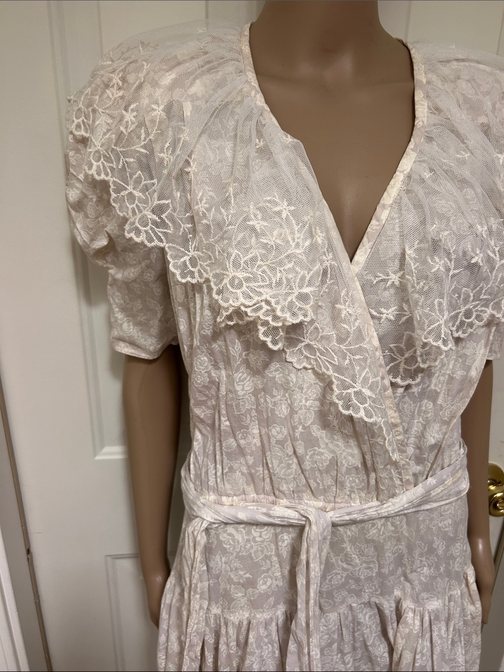 VTG 80s Jessica McClintock White Cotton Floral Dress with Scalloped Lace Collar - Picture 2 of 6
